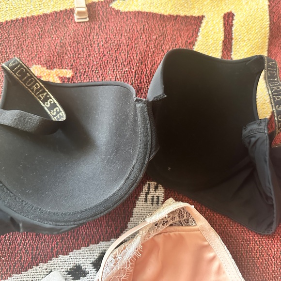 Two Victoria Secret bras 36C one is lace and one is push up - Picture 2 of 5